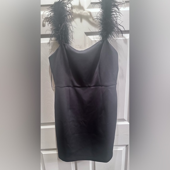 NWT GUESS Elegant Black Feather-Trimmed Dress size 14 - Picture 3 of 3